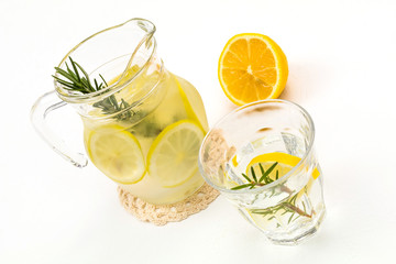 ハーブのデトックスウォーター　Herbs and lemon cold detox water