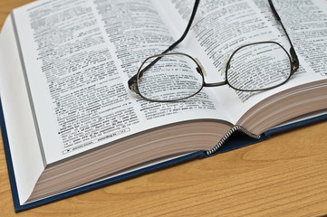 Wörterbuch mit Brille