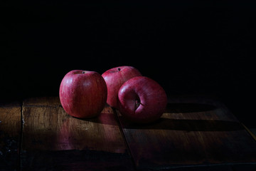 暗い背景の絵画的林檎の写真