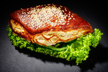 körnerbrötchen mit salat