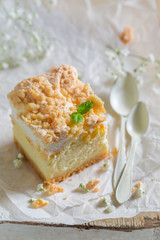 Sweet cheesecake with fresh peach and crumble