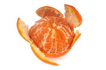 Clémentine à moitié épluchée sur fond blanc 
