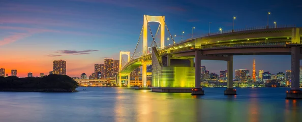 Fototapete Regenbogenbrücke-Panorama, Tokio. Panoramabild des Stadtbildes von Tokio, Japan mit Rainbow Bridge während des Sonnenuntergangs. © rudi1976