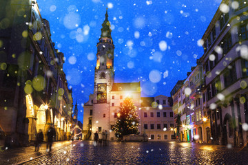 Görlitz in Sachsen zu Weihnachten mit Schneefall Altes Rathaus 