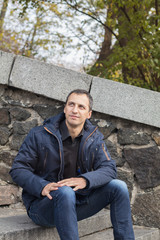 Obraz premium Handsome man in the autumn park