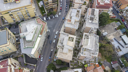 Fototapeta premium Vista aerea di una parte della citta di Roma. Tanti palazzi sono presenti tra le vie della città con qualche albero piantato nelle piazze e nei viali.