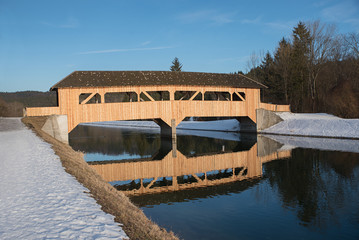 Holzbrücke über den Isarkanal im Winter