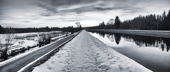 geheimnisvolle Winterlandschaft - Weg am Flussufer, in schwarzweiss