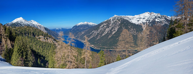 Aussicht vom Skigebiet Pertisau am Achensee, sonnige Winterlandschaft
