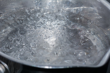 Kochendes Wasser in der Pfanne
