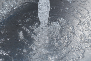 Wasser als Hintergrund auf Silber