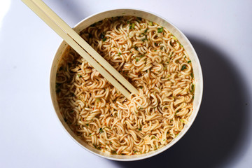 Instant noodles are easy to eat.
