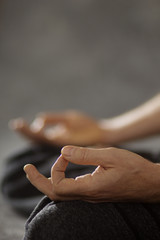 Handmudra bei der Meditation - 183945927