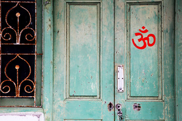 Om-Zeichen an einer Tür in Indien