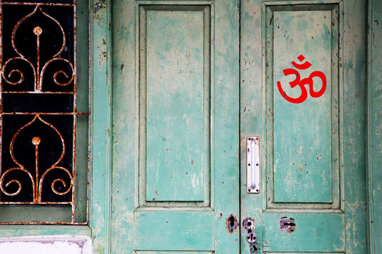Om-Zeichen an einer T&uuml;r in Indien