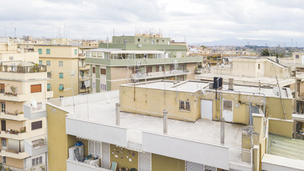 Vista aerea del tetto di un palazzo. Sopra di esso si trova un terrazzo calpestabile dove sono...