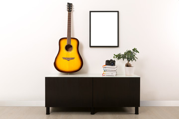 Stanza con cornice bianca e chitarra