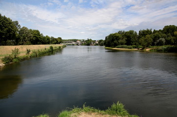 Fototapeta na wymiar Profitant de la douceur des rives du canal de la Loire.