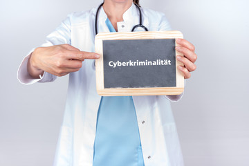 Arzt mit Schild Cyberkriminalität