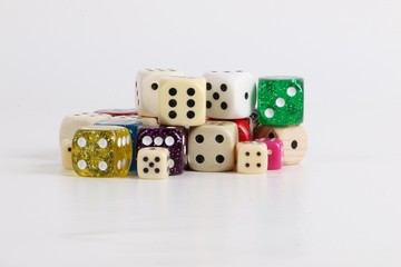 viele bunte Spielwürfel auf einem Haufen