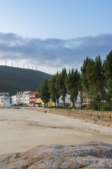 Playa y paseo marítimo de Ezaro (La Coruña, España).