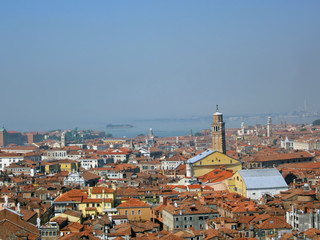 Fototapeta na wymiar Vue sur les toits de Venise