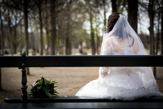 Mariée seule sur un banc