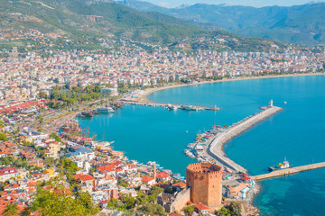 Paysage avec marina et tour rouge dans la péninsule d& 39 Alanya, district d& 39 Antalya, Turquie