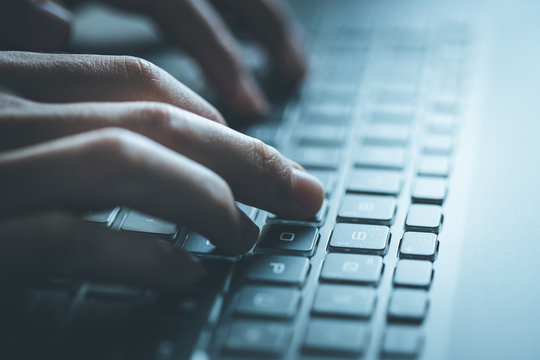 Tastatur eines Laptops, M&auml;nnerh&auml;nde beim Schreiben, Nahaufnahme