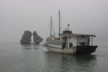 halong bay boat