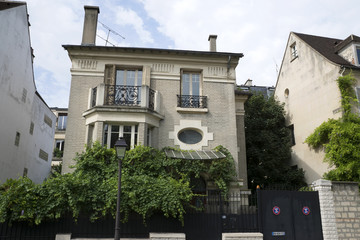 Jolie maison en brique grise