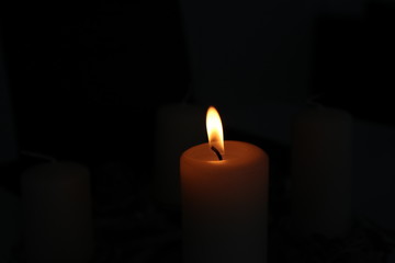 Fototapeta na wymiar Kerzenschein im Dunkeln
