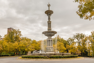 Obraz premium Madrid West Park with trees tinted by autumn colors