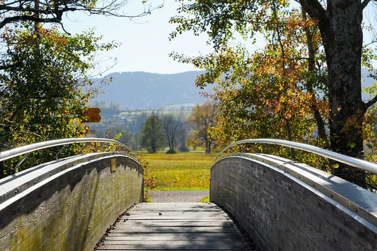 Brücke über eine Quelle zum Greifensee im Kanton Zürich in der Schweiz