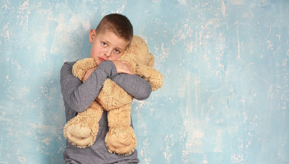 Kind mit Teddy im Arm