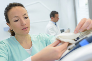 Obraz premium female nurse preparing injection with syringe in hospital