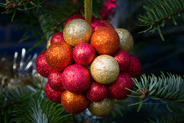 Weihnachtbaumkugeln am Baum hängend.