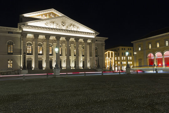 Bayerische Staatsoper in München bei Nacht