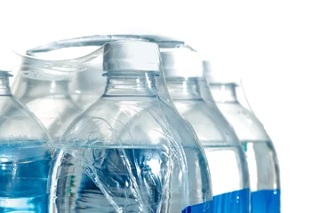 Wandaufkleber Nahaufnahme einer Packung mit 1,5 Liter Wasser in Flaschen © Angela Bragato