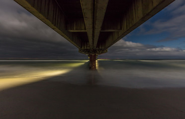 seebrücke bei nacht