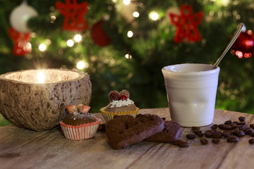 Caffè e biscotti con sfondo Natalizio