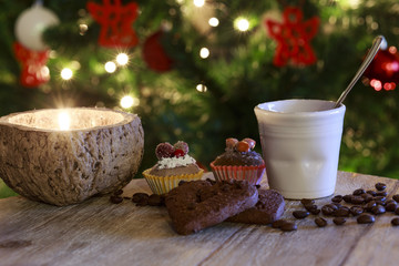 Caffè e biscotti con sfondo Natalizio