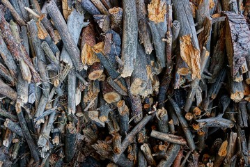 мелкие сосновые серые дрова в куче на улице