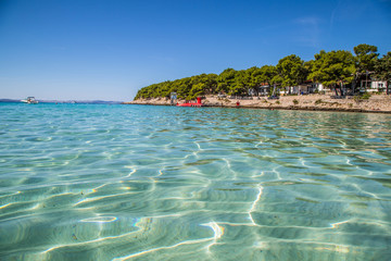 glitzernde und funkelnde Muster im seichten Wasser des Meeres