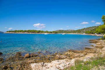 Fototapeta na wymiar traumhafte Buchten und Natur auf den Inseln Kroatiens