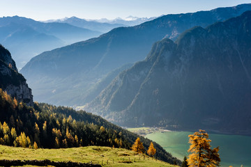 Alpenlandschaft im Morgendunst