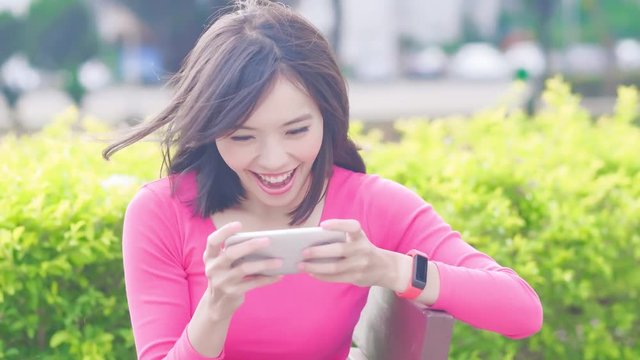 woman paly mobile game