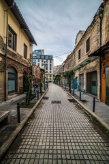 Fototapeta na wymiar Old Streets of Thessaloniki cuty, near the Harbor on a cloudy day