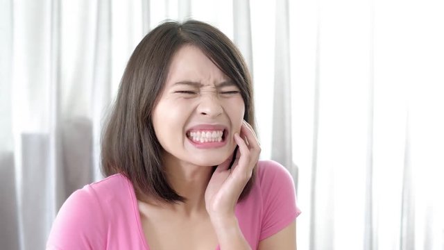 woman with toothache