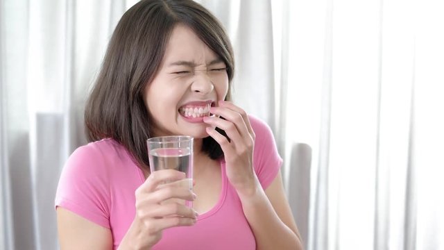 woman with toothache